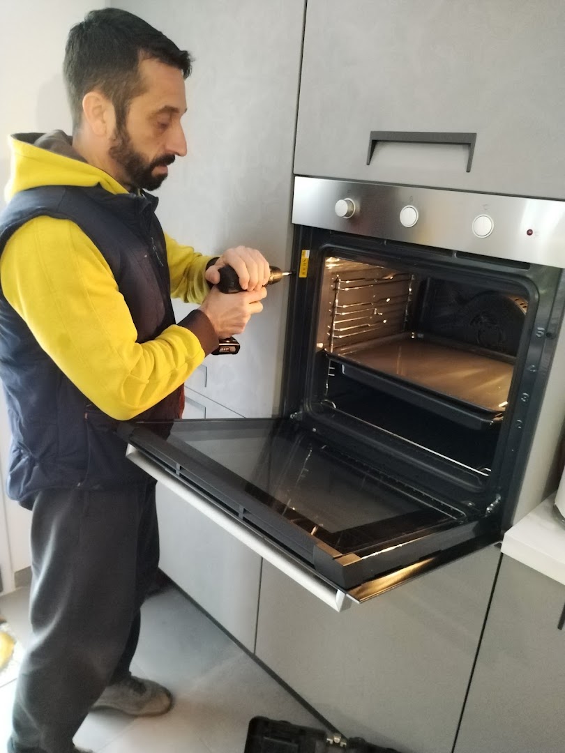 Roberto tecnico riparazioni e installazioni elettrodomestici — Foto 2