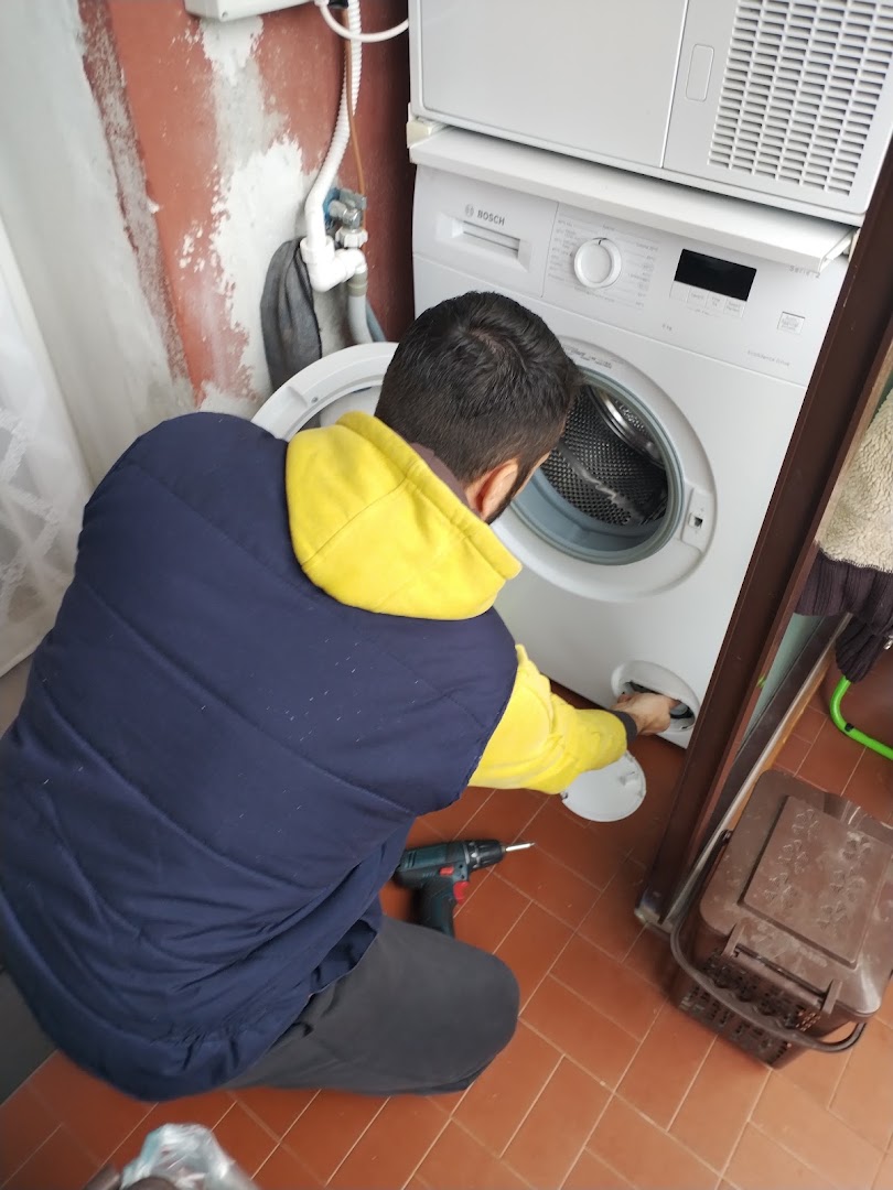 Roberto tecnico riparazioni e installazioni elettrodomestici — Foto 3
