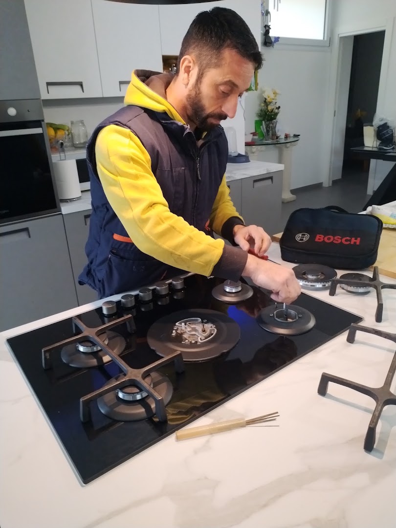 Roberto tecnico riparazioni e installazioni elettrodomestici — Foto 1